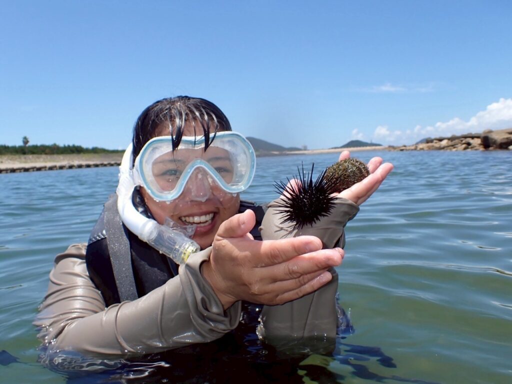 スノーケリングで海の生き物を発見し歓声を上げる参加者たち