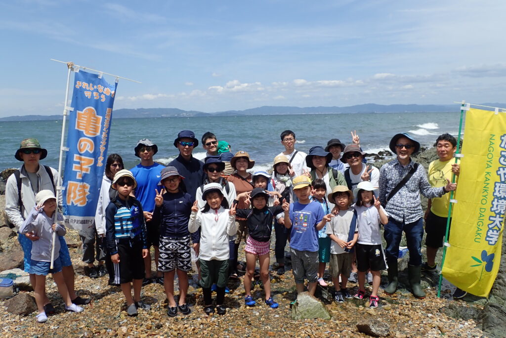 美しい宇津江港公園奥の磯で充実した観察会を終えた参加者たち