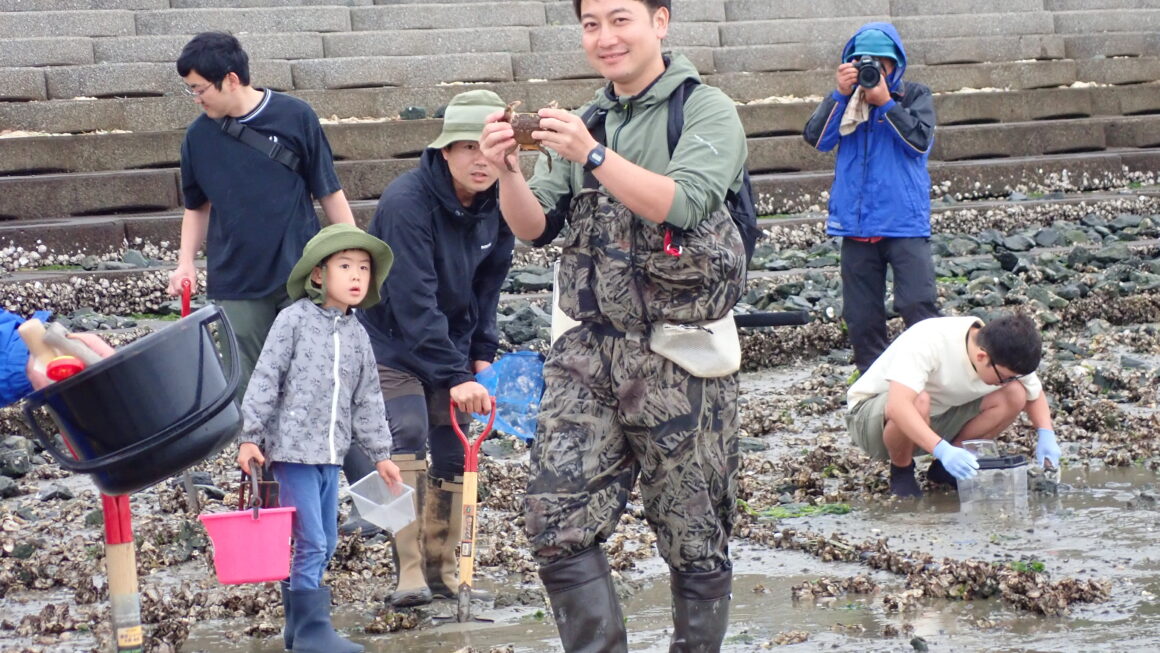 海の環境を学ぶ会～干潟観察会レポート｜悪天候でも親子26名参加で絶滅危惧種を発見