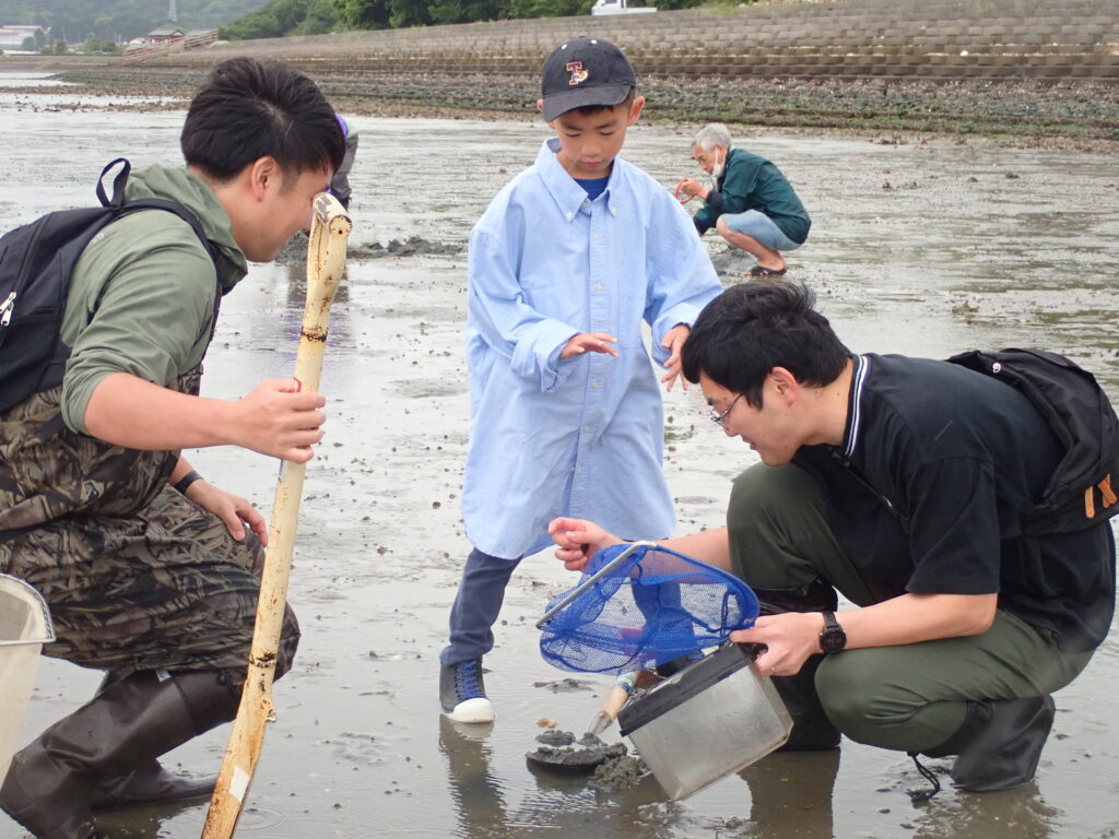干潟に潜む貴重な生き物を発見して興奮する参加者たち