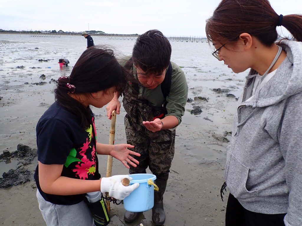雨の中でも一心不乱に干潟の生き物を探す子どもたちの様子
