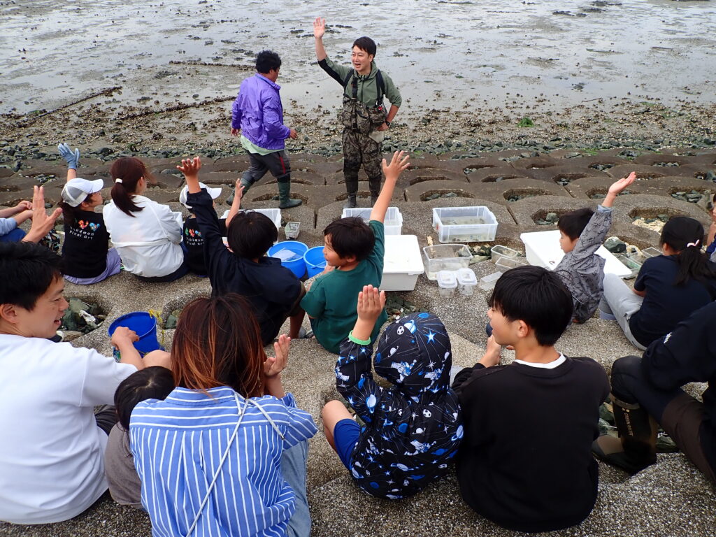 活動後に渥美アサリのあさり汁を楽しむ参加者たち