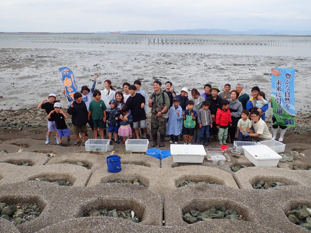 干潟観察会を終えて満足した表情を見せる参加者家族