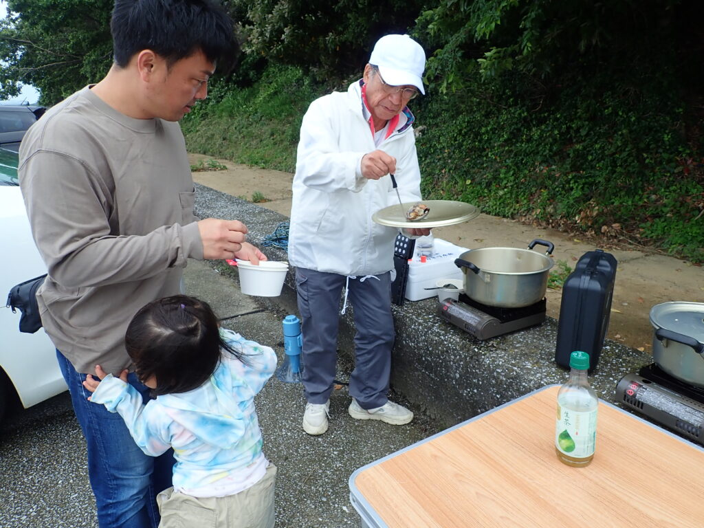 大好評のあさり汁をおかわりする子どもたちの笑顔