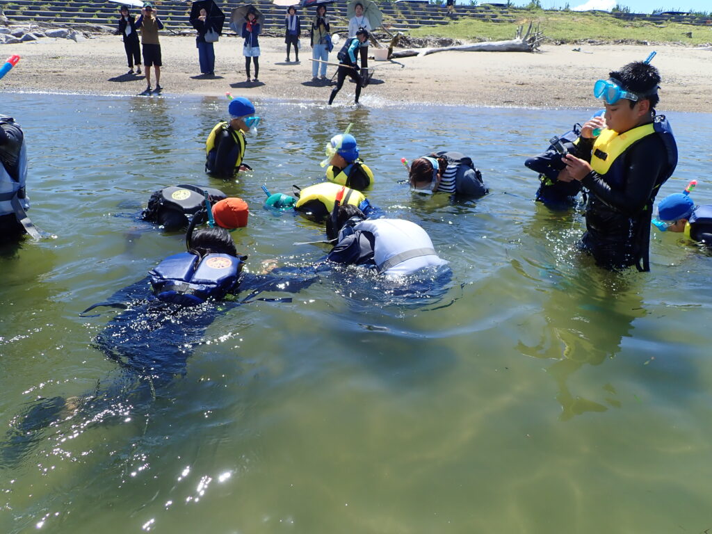 初めてスノーケルで海中世界を体験する子どもたちの様子