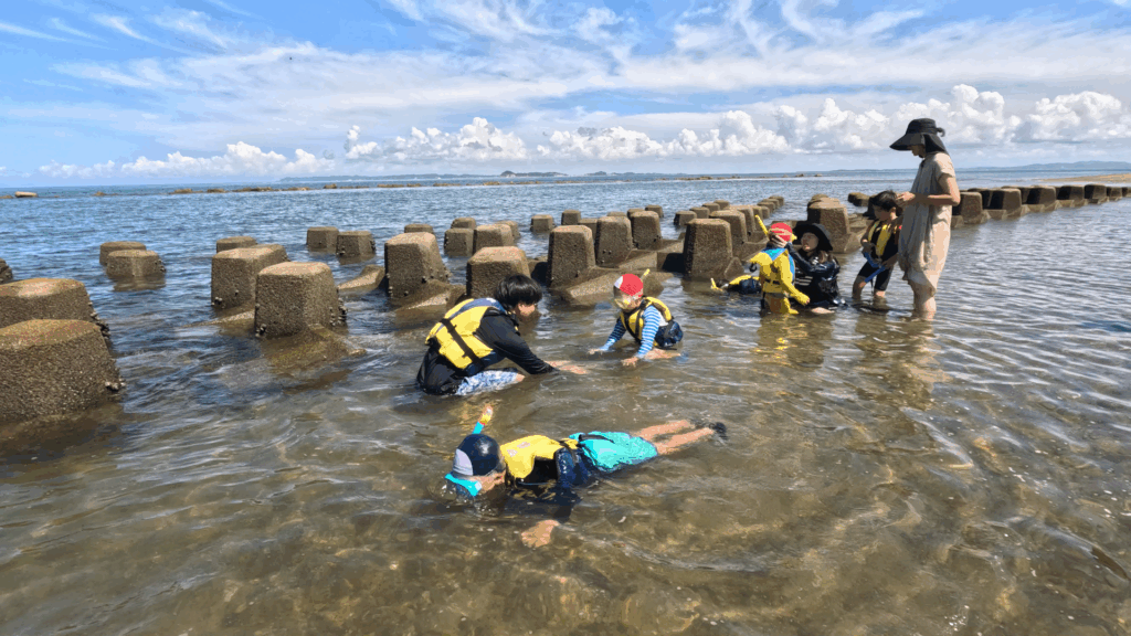 スノーケリング体験を通じて海の豊かさを学ぶ子どもたちの満足した表情