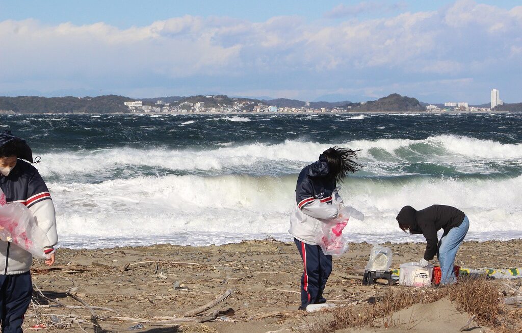第368回西の浜クリーンアップ活動｜試練の強風の中26人が海を守るため集結