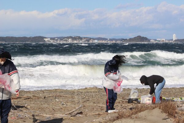 第368回西の浜クリーンアップ活動｜試練の強風の中26人が海を守るため集結